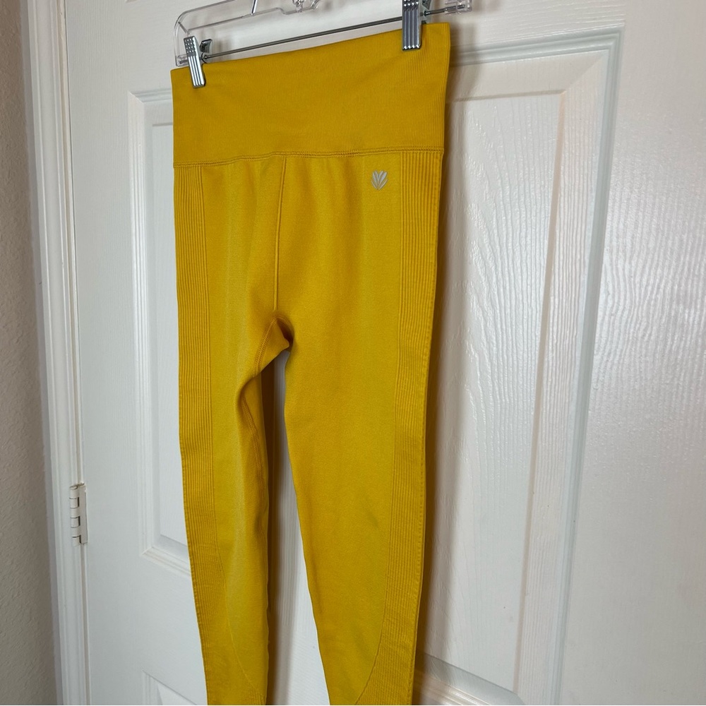 Yellow Ribbed Leggings - Picture 5 of 12